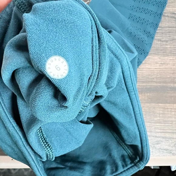 Lululemon Mid Rise 23" Eyelet Detailing/Design Leggings - Size 6 in Dark Teal - Picture 2 of 7